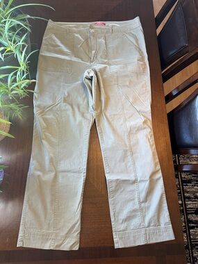 Casual Straight-Leg Pants in Light Olive Green